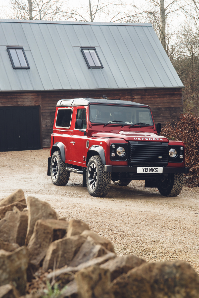 Illustration for article titled Land Rover Is Stuffing 400 HP V8s Into Vintage DefendersÂ